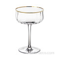 Klarer Rippenweinglas mit goldenem Rand